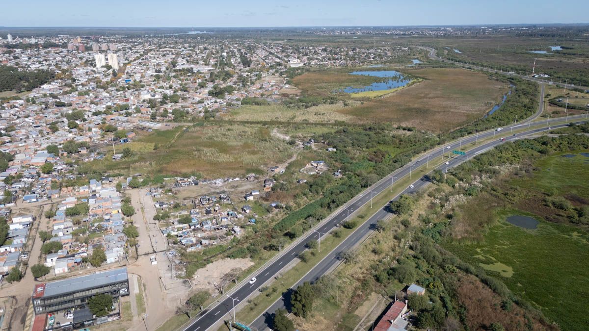 Los reservorios cumplen una función esencial para la ciudad de Santa Fe. Sin embargo, durante años se permitieron asentamientos que hoy dificultan el correcto funcionamiento del sistema. Los reservorios cumplen una función esencial para la ciudad de Santa Fe. Sin embargo, durante años se permitieron asentamientos que hoy dificultan el correcto funcionamiento del sistema.