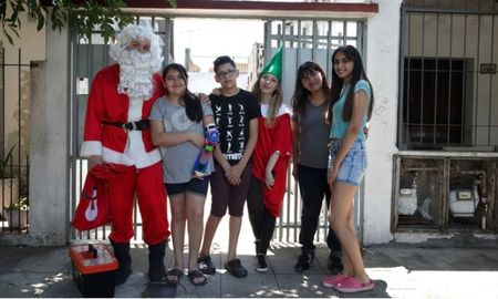 Gino Tubaro se vistió de Papá Noel y repartió prótesis 3D a niños que sufrieron amputaciones