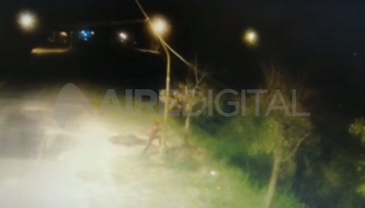 El instante en que un audaz delincuente trepó el poste.&nbsp;