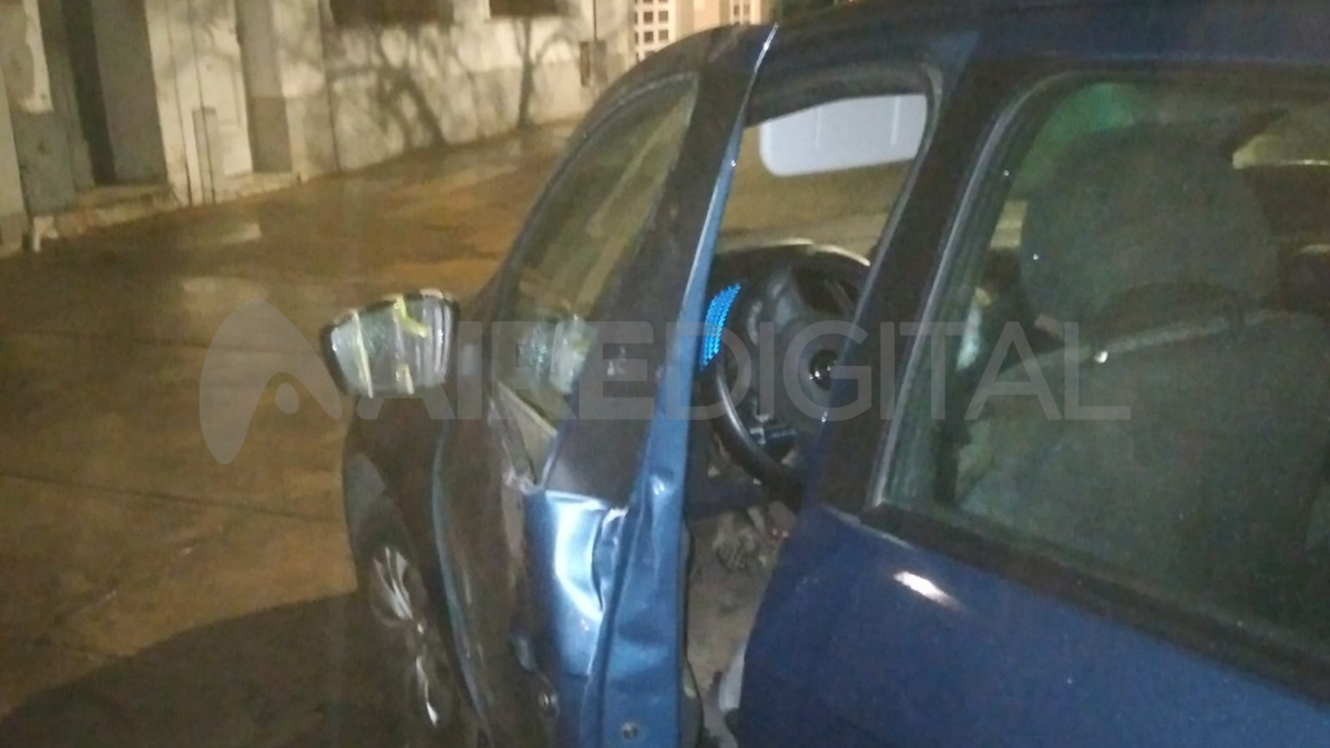 En Barrio Constituyentes un delincuente retiró el auto de la cochera e intentó arrancarlo. Un vecino logró evitar el robo.