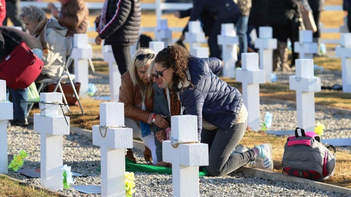Familiares de excombatientes muertos en Islas Malvinas lloran ante las tumbas en el archipiélago.