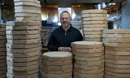 Detrás de cajas de pizza, un intendente del conurbano pidió bajar los impuestos municipales Detrás de cajas de pizza, un intendente del conurbano pidió bajar los impuestos municipales