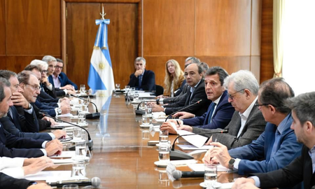 Sergio Massa, junto a miembros del equipo económico,explicaron hoy la operatoria a banqueros, representantes de compañías deseguros y de fondos de inversión. Sergio Massa, junto a miembros del equipo económico,explicaron hoy la operatoria a banqueros, representantes de compañías deseguros y de fondos de inversión.