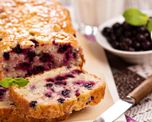 Budín de frutos rojos y banana saludable.