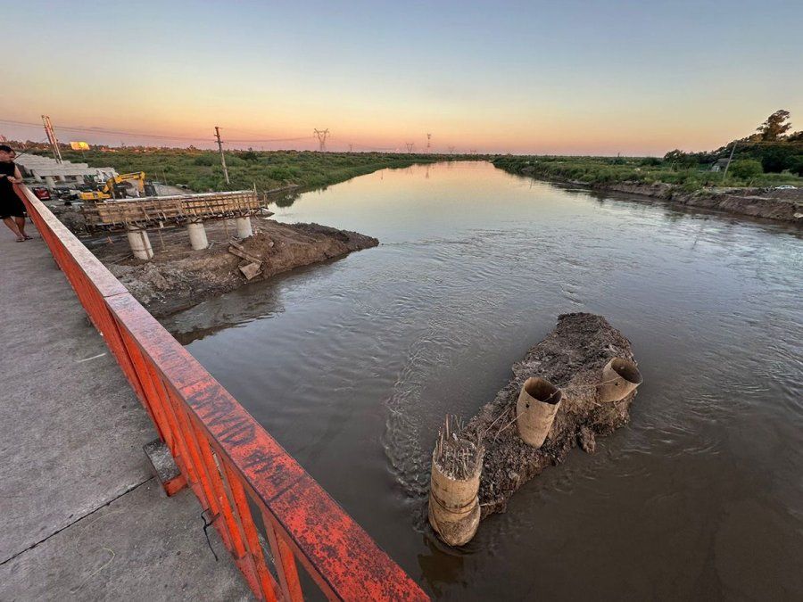 Vialidad Provincial desmintió problemas en la obra del nuevo puente Santa Fe - Santo Tomé por la crecida del río Salado.