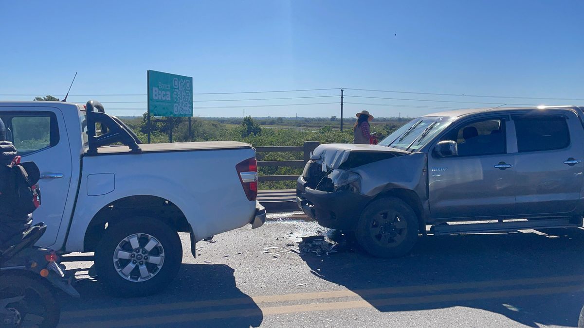 Feriado con caos en el Puente Carretero: choque entre camionetas y una mujer herida