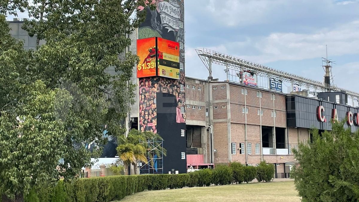La mayor parte del mural de Los Palmeras en la cancha de Colón fue tapado con pintura negra.