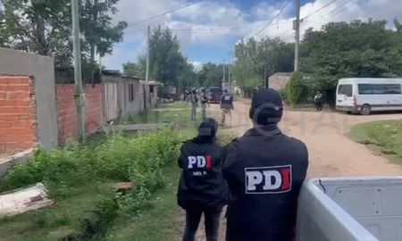 Por la causa, la Policía de Investigaciones hizo cerca de 90 allanamientos para desarticular a la banda. Por la causa, la Policía de Investigaciones hizo cerca de 90 allanamientos para desarticular a la banda.