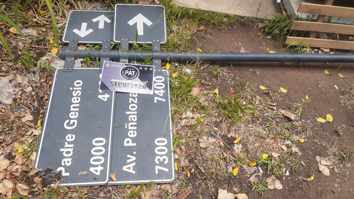 El ladrón arrojó el cartel de señalización robado cuando advirtió la presencia de la policía.