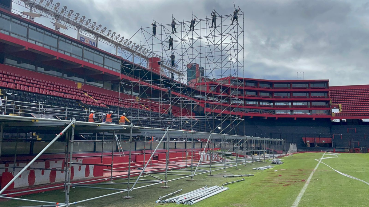 El armado del escenario llevará tres días y está siendo montada por un staff de 60 personas. El armado del escenario llevará tres días y está siendo montada por un staff de 60 personas.