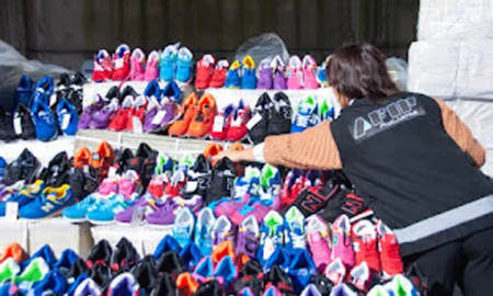 Las zapatillas llevan en forma apócrifa inscripciones de una reconocida marca. Las zapatillas llevan en forma apócrifa inscripciones de una reconocida marca.