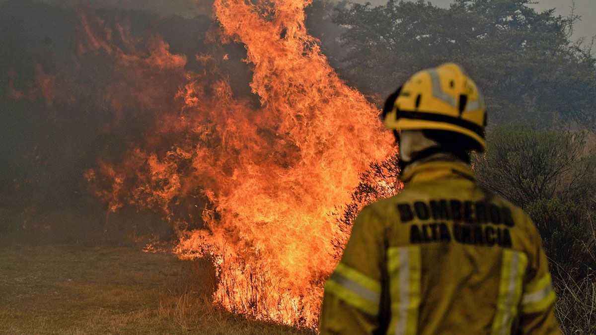 Bomberos combaten el fuego que ya afectó el doble de hectáreas que en 2013