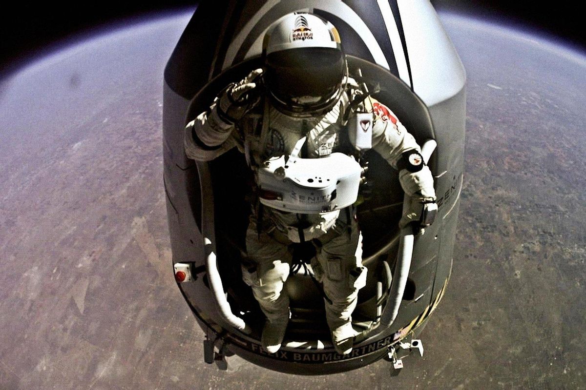 Baumgartner dijo “vuelvo a casa ahora”, saludó a las cámaras, y se lanzó al vacío desde los 128.177 pies (o 39,068 kilómetros, más de tres veces la altura en la que vuelan los aviones comerciales). Desde ese momento y, hasta que tocó tierra sano y salvo, pasarían nueve minutos y nueve segundos. Baumgartner dijo “vuelvo a casa ahora”, saludó a las cámaras, y se lanzó al vacío desde los 128.177 pies (o 39,068 kilómetros, más de tres veces la altura en la que vuelan los aviones comerciales). Desde ese momento y, hasta que tocó tierra sano y salvo, pasarían nueve minutos y nueve segundos.