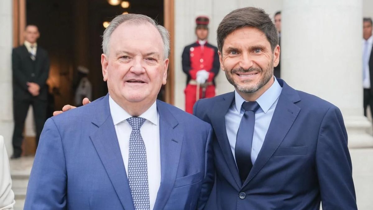 El senador Michlig junto al gobernador Pullaro en la apertura de sesiones ordinarias de la Legislatura de Santa Fe.
