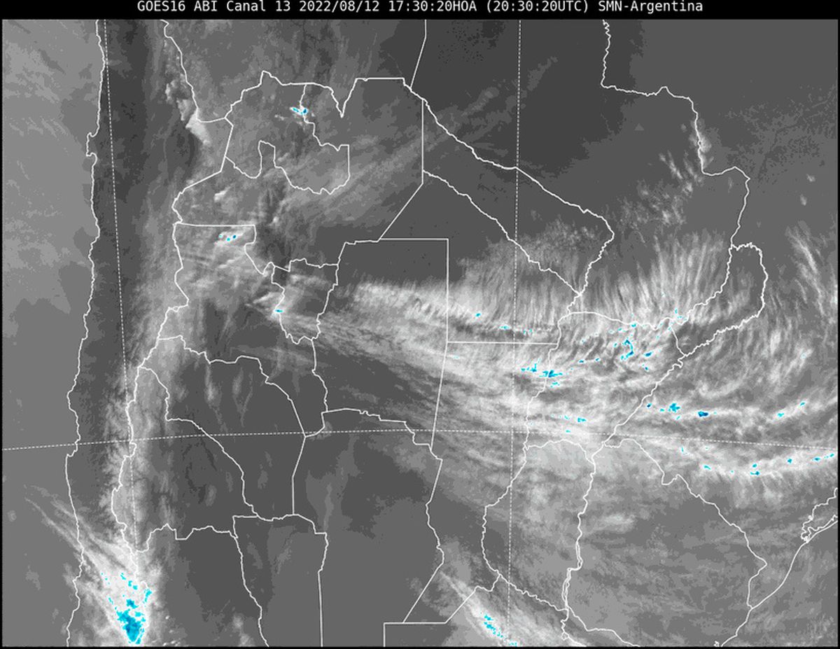 Se observa nubosidad que ingresa desde el oeste a nuestra provincia de Santa Fe. Sin embargo, esa nubosidad se desplaza hacia el este, dejando cielo despejado detrás de sí.