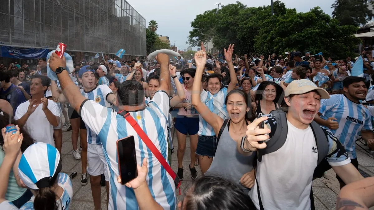 La esquina de bulevar y Rivadavia es históricamente el lugar elegido por los santafesinos para festejar los logros deportivos. Foto: Maiquel Torcatt / Aire Digital