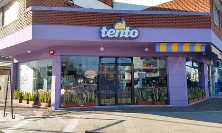 Reventaron la vidriera de una heladería ubicada en Aristóbulo del Valle y Espora. Robaron una computadora, una balanza y dinero en efectivo Reventaron la vidriera de una heladería ubicada en Aristóbulo del Valle y Espora. Robaron una computadora, una balanza y dinero en efectivo