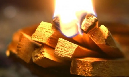 La madera de palo santo es una gran aliada para la limpieza energética de los hogares. La madera de palo santo es una gran aliada para la limpieza energética de los hogares.