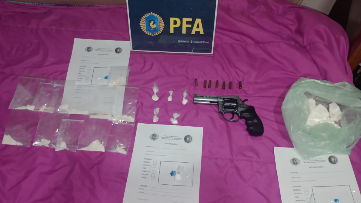 Durante el operativo secuestraron diferentes elementos entre ellos, cocaína fraccionada lista para la venta en envoltorios de nylon además de varios trozos grandes y compactos de máxima pureza. Durante el operativo secuestraron diferentes elementos entre ellos, cocaína fraccionada lista para la venta en envoltorios de nylon además de varios trozos grandes y compactos de máxima pureza.