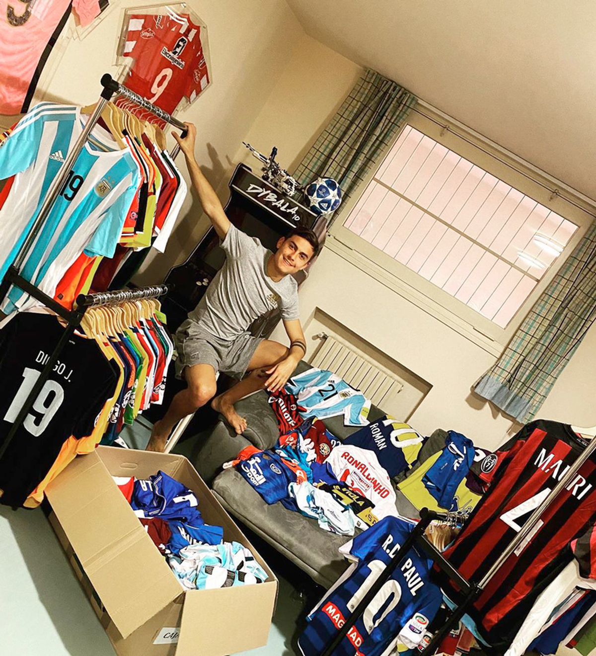 Paulo Dybala y Oriana Sabatini viven en una lujosa mansión, junto a sus dos perros.