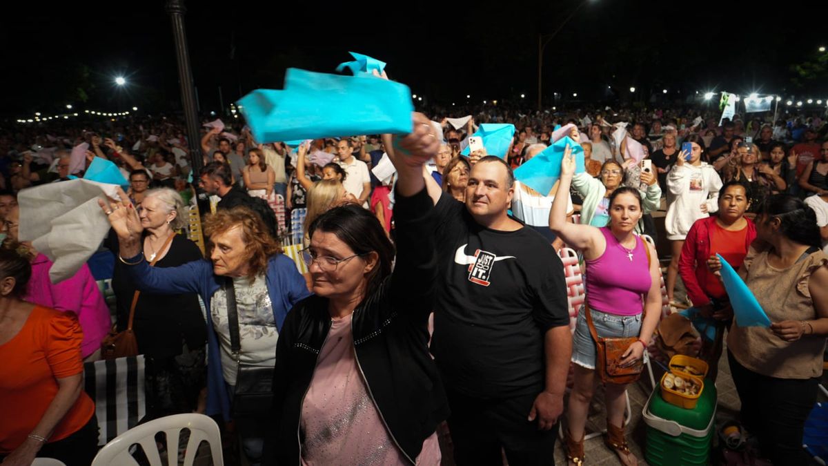 Una importante cantidad de público dijo presente en la tercera noche del Festival Folklórico de Guadalupe 2026. Una importante cantidad de público dijo presente en la tercera noche del Festival Folklórico de Guadalupe 2026.
