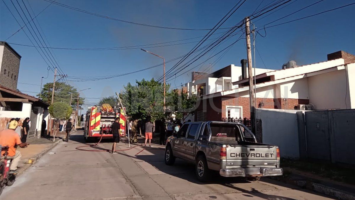 Bomberos Voluntarios intervinieron para sofocar las llamas que lamentablemente se cobraron la vida de la docente corondina.