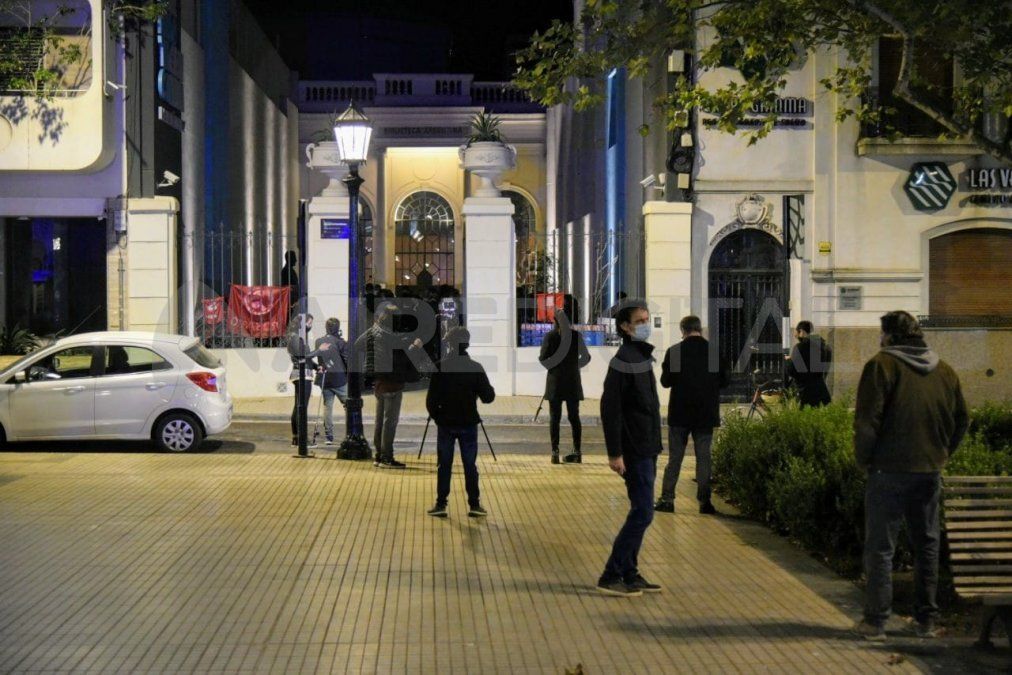 Durante la noche y madrugada, hubo quienes ya se acercaron a despedir al exgobernador Miguel Lifschitz.