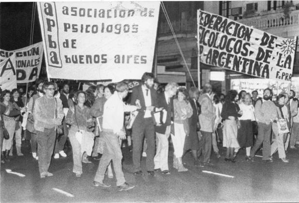 El Día del Psicólogo se instituyó en 1974, después del Primer Encuentro Nacional de Psicólogos y Estudiantes de Psicología que se llevó a cabo en la ciudad de Córdoba