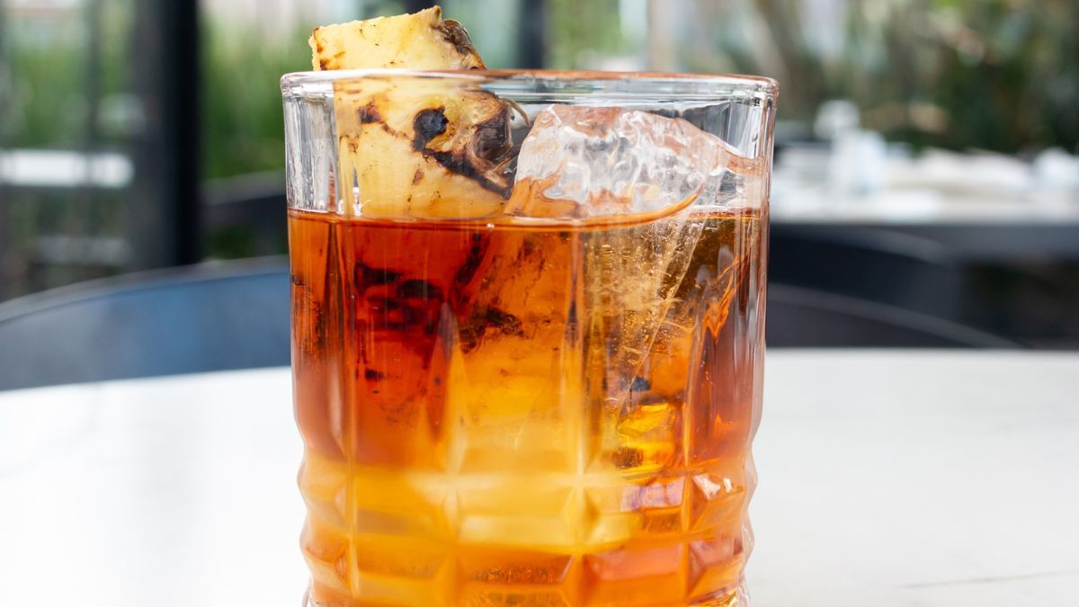 Un trago corto e intenso a base de vodka, vermouth blanco y Cynar, ideal para abrir la noche. Un trago corto e intenso a base de vodka, vermouth blanco y Cynar, ideal para abrir la noche.