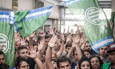 De los 4.000 trabajadores que integran el Ministerio de Desarrollo Social 2.200 llevan adelante trabajos en territorio. De los 4.000 trabajadores que integran el Ministerio de Desarrollo Social 2.200 llevan adelante trabajos en territorio.