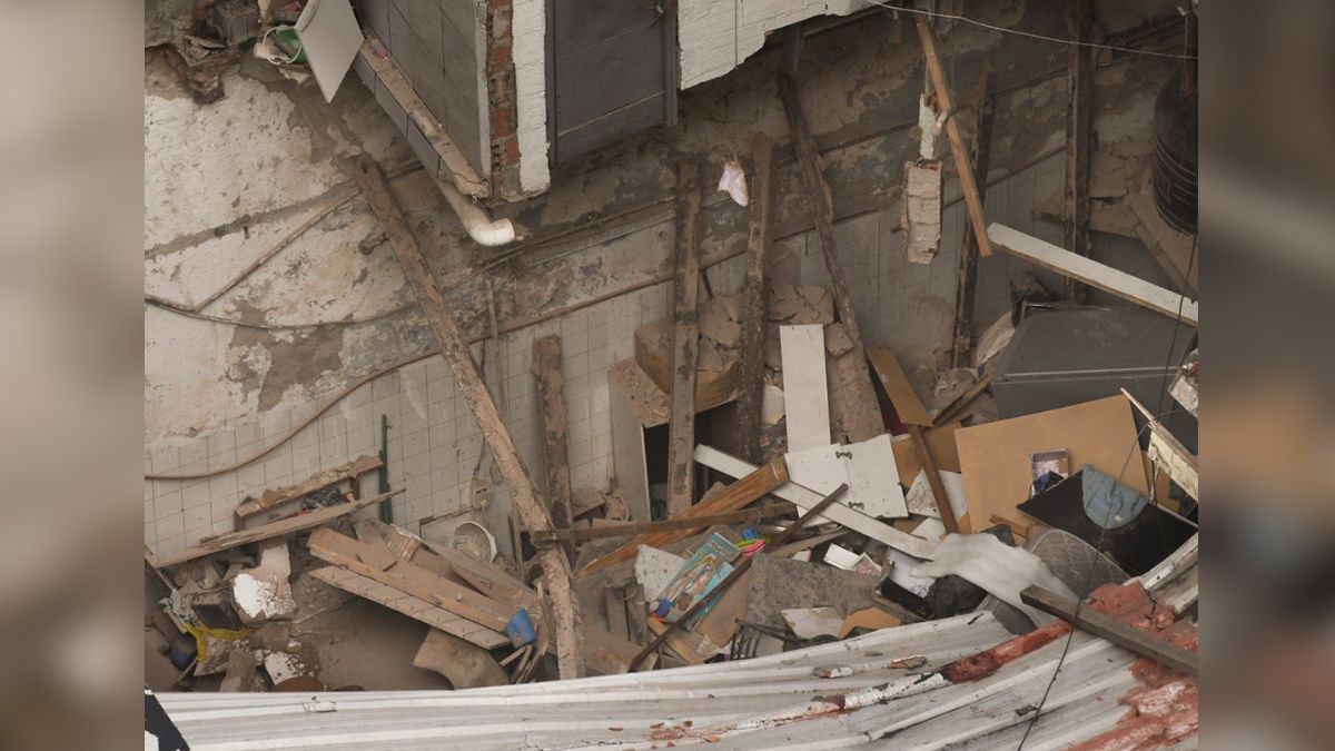 Una imagen tomada desde arriba muestra cómo quedó el interior de la vivienda derrumbada en Floresta.