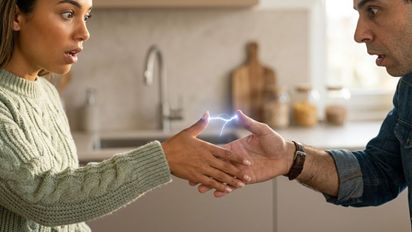 Qué significa cuando una persona te da corriente eléctrica, según expertos