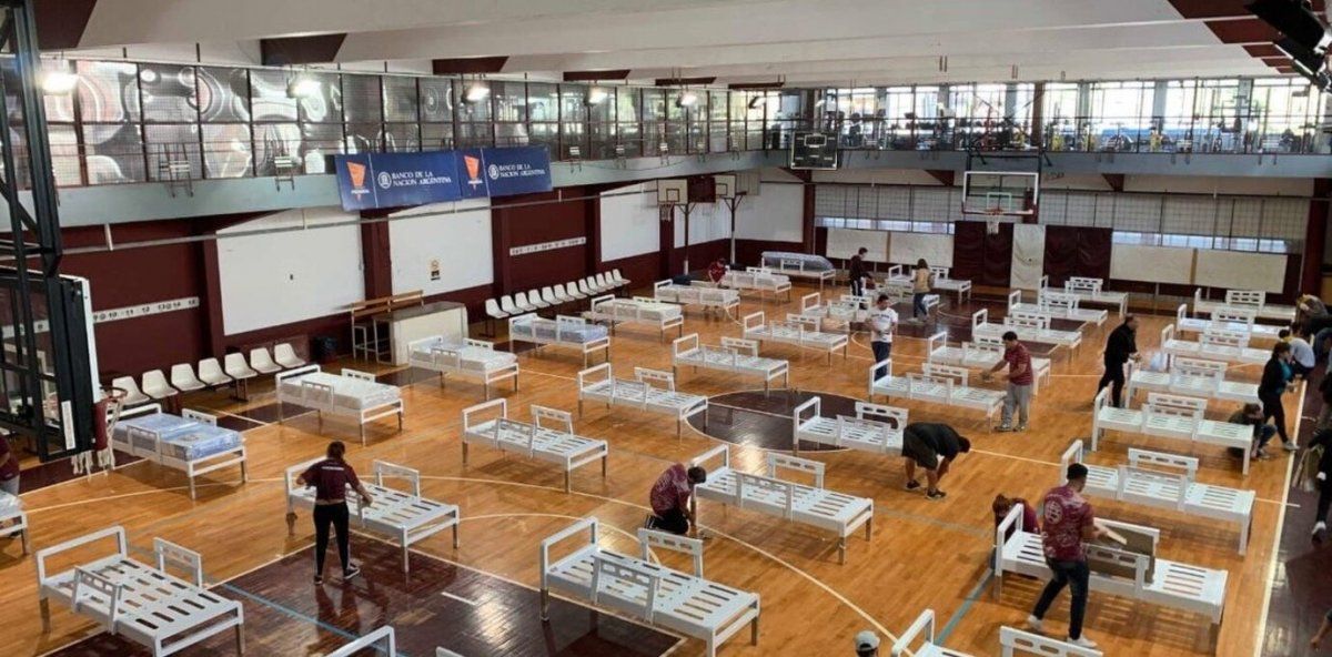 Lanús armó un hospital de campaña con 60 camas en su sede
