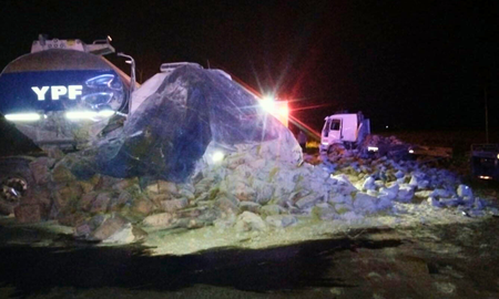 Un camión cisterna y otro con acoplado protagonizaron un duro accidente en la ruta 3. Un camión cisterna y otro con acoplado protagonizaron un duro accidente en la ruta 3.