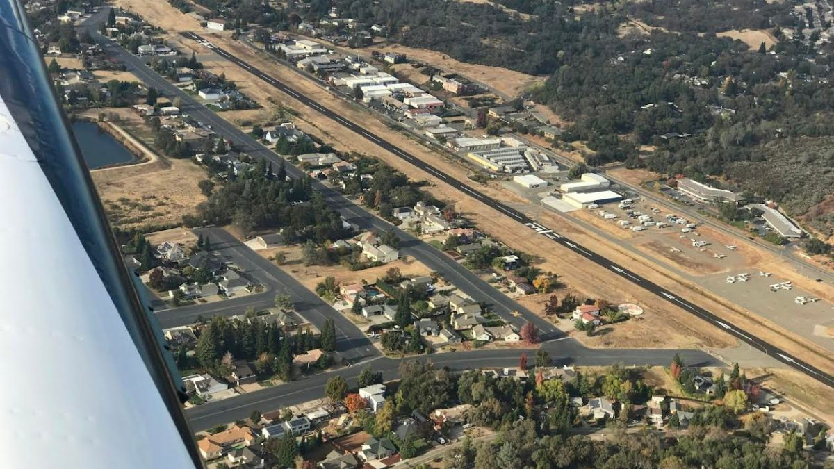 Cameron Park visto desde el suroeste, donde se aprecian las residencias y las amplias calles de rodaje de autos y aviones (de unos 50 metros de ancho), y la pista 13/31, de 20 metros menos, de uso exclusivo para despegues y aterrizajes.