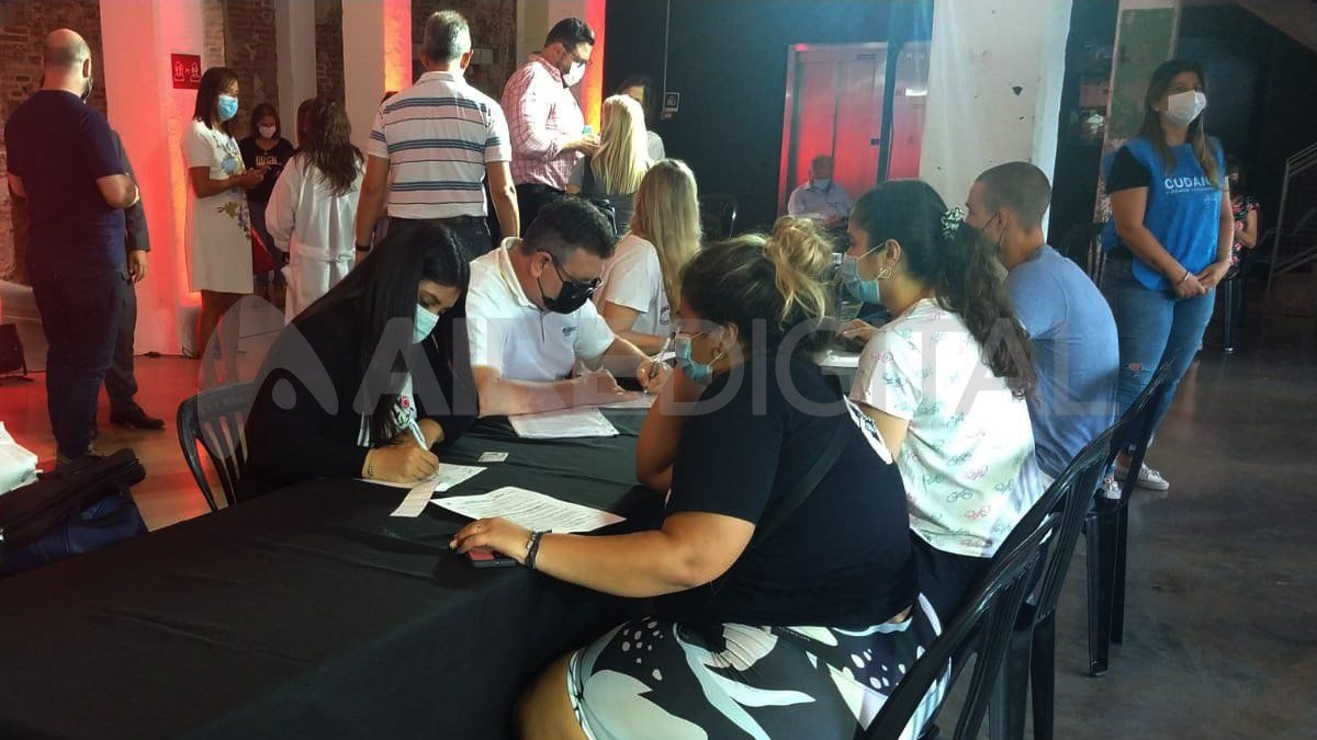 Además de las personas que se inscribieron previamente a través de la página del Cudaio, otros se acercaron sin turno a participar de la colecta.