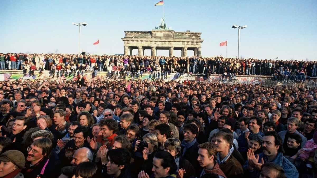 Luego de la caída del muro de Berlín, miles de personas cruzaron la línea que dividía a la ciudad en dos. Luego de la caída del muro de Berlín, miles de personas cruzaron la línea que dividía a la ciudad en dos.
