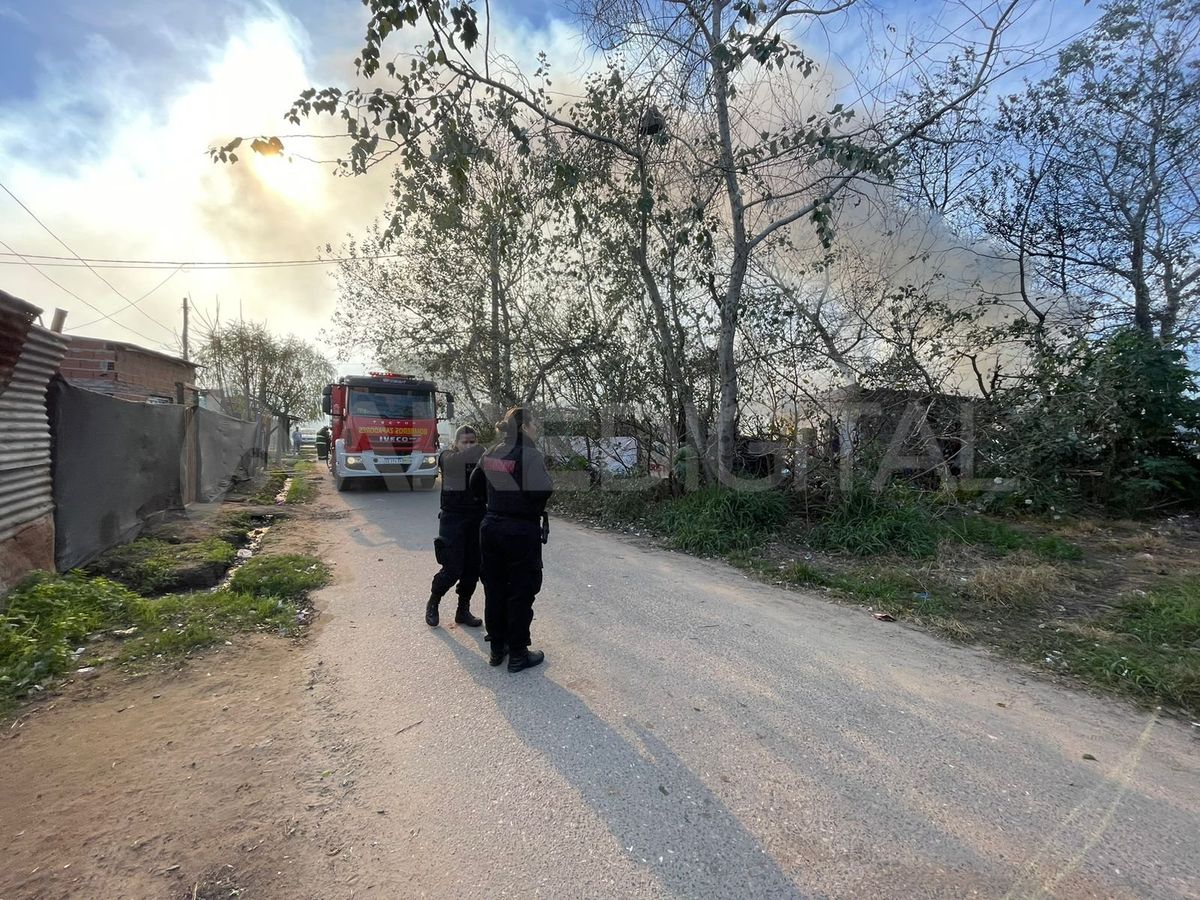 Personal de Bomberos Zapadores de la Policía de la provincia de Santa Fe apagaron el incendio. Personal de Bomberos Zapadores de la Policía de la provincia de Santa Fe apagaron el incendio.