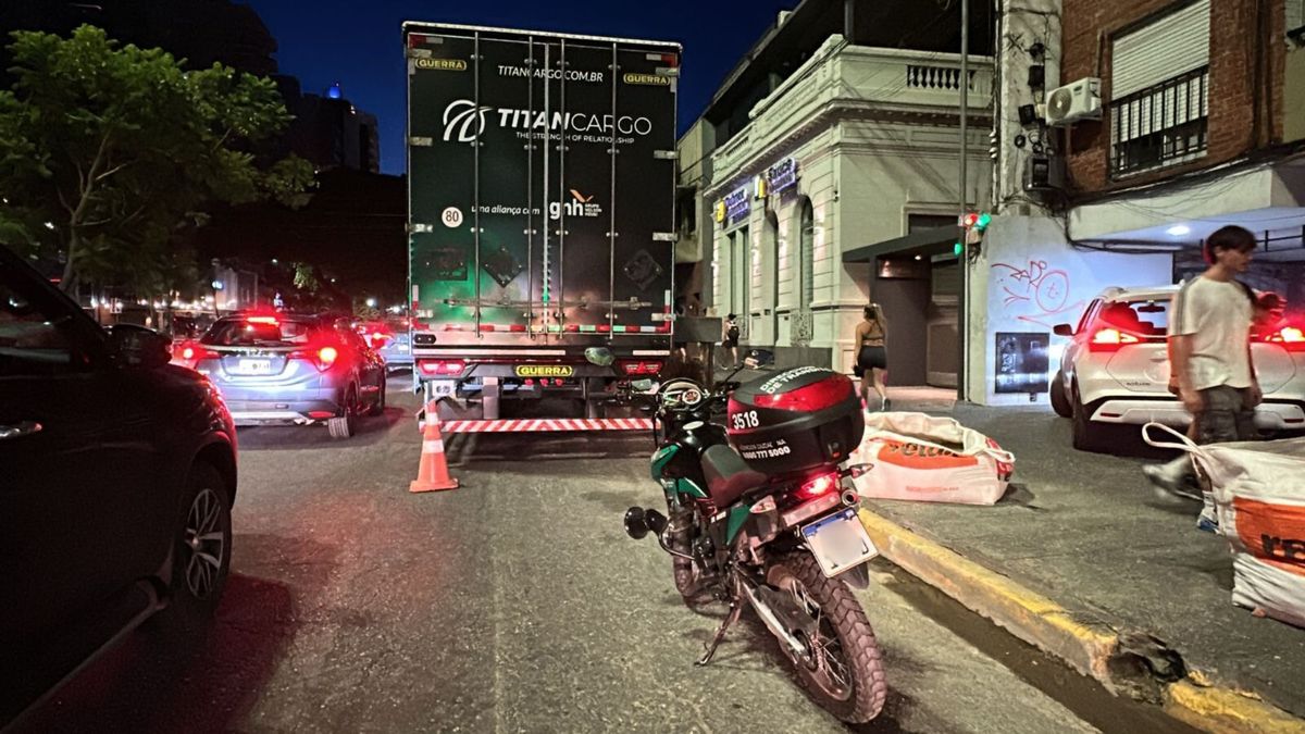 El camión, de origen brasilero, quedó detenido en Bulevar Gálvez, en el ingreso a Santa Fe. El camión, de origen brasilero, quedó detenido en Bulevar Gálvez, en el ingreso a Santa Fe.