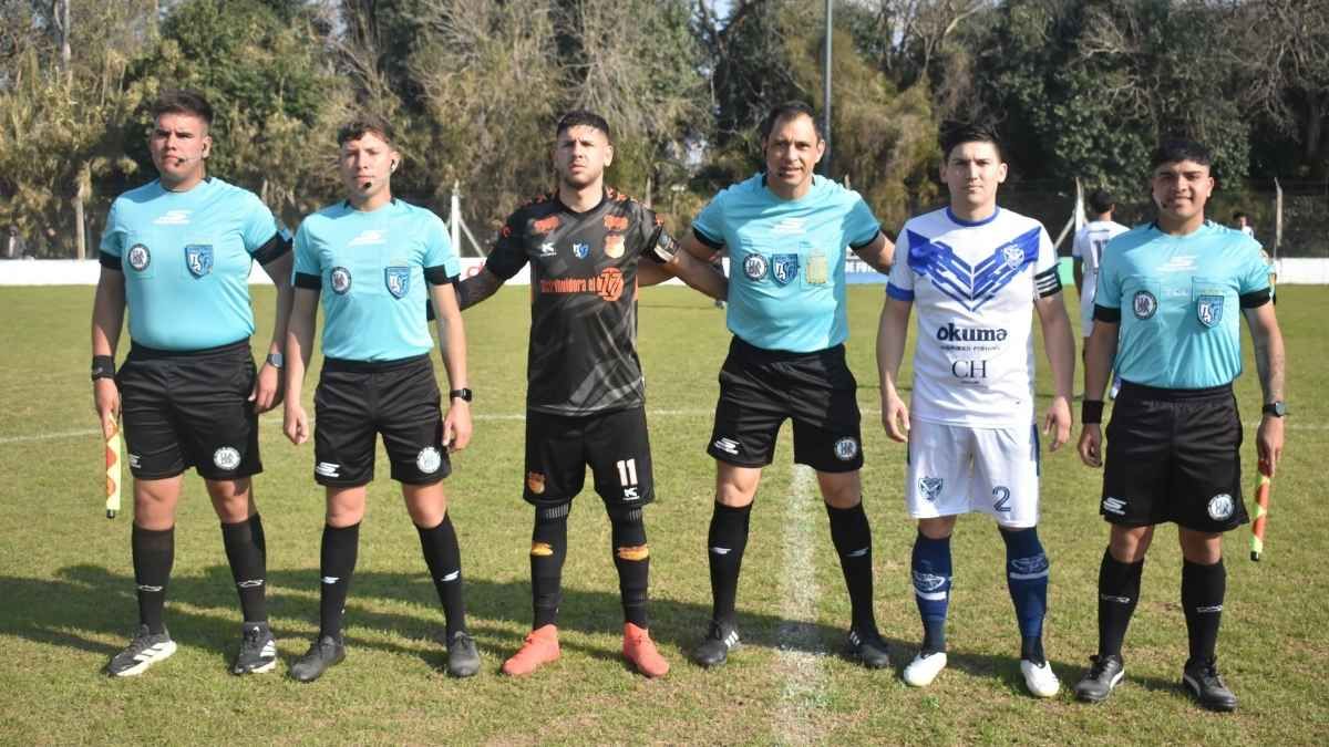 Carlos Córdoba, árbitro del partido, con los capitanes de ambos equipos. Carlos Córdoba, árbitro del partido, con los capitanes de ambos equipos.