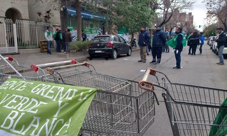 En horas de la mañana del viernes, los manifestantes restringieron la circulación de los automovilistas. En horas de la mañana del viernes, los manifestantes restringieron la circulación de los automovilistas.