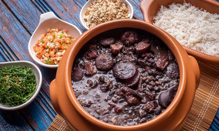 Los carnavales están a la vuelta de la esquina y, con ellos, la oportunidad perfecta para sumergirse en la cultura de cada país a través de su gastronomía. Los carnavales están a la vuelta de la esquina y, con ellos, la oportunidad perfecta para sumergirse en la cultura de cada país a través de su gastronomía.