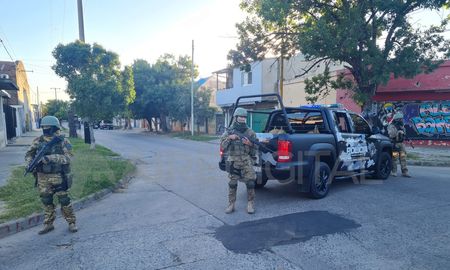 Una fuerte custodio policial acompañó al barrabrava sabalero en su visita a su casa familiar. Una fuerte custodio policial acompañó al barrabrava sabalero en su visita a su casa familiar.