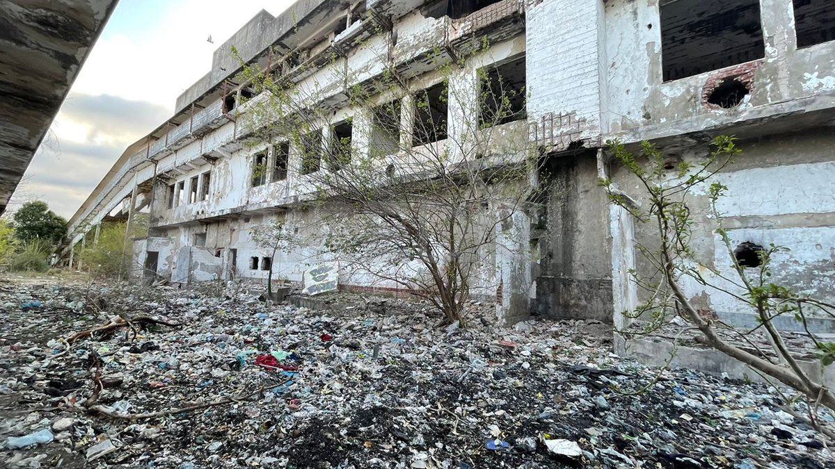 Escombros y basura entre las ruinas del ex Frigorífico Municipal, la postal que logró AIRE en el lugar. 