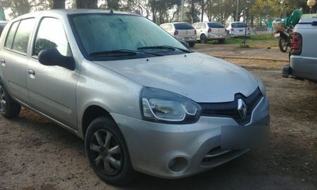 En el asiento trasero del auto llevaba un maletín con cocaína y marihuana En el asiento trasero del auto llevaba un maletín con cocaína y marihuana