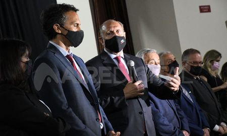 Sobre la decisión de participar de la marcha contra la insegurifadinseguridad, el gobernador Perotti señaló: Fuimos juntos (con el intendente Javkin) porque la política tiene que dar una señal de esta tarea. Sobre la decisión de participar de la marcha contra la insegurifadinseguridad, el gobernador Perotti señaló: Fuimos juntos (con el intendente Javkin) porque la política tiene que dar una señal de esta tarea.