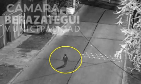 Olvidó cerrar la puerta de su casa y su hijo de 2 años se escapó: lo encontraron jugando en las vías del tren Olvidó cerrar la puerta de su casa y su hijo de 2 años se escapó: lo encontraron jugando en las vías del tren