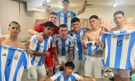 Con tres presencias de Colón, la Selección Argentina sub 20 del ascenso continúa con su racha de victorias en su gira por Asia. Con tres presencias de Colón, la Selección Argentina sub 20 del ascenso continúa con su racha de victorias en su gira por Asia.