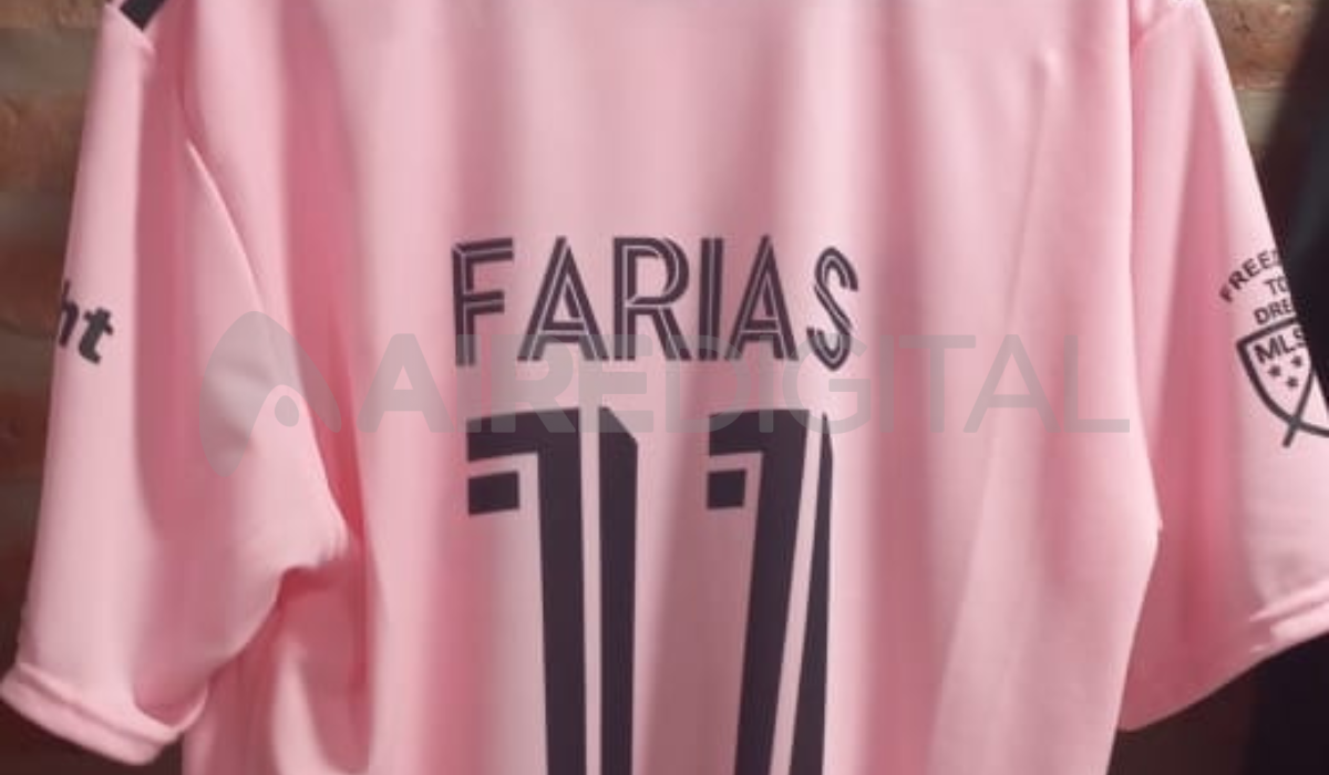 La camiseta de Facundo Farías ya se vende en Santa Fe.