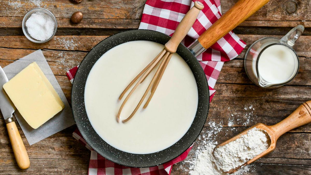 La bechamel se originó en la cocina francesa. La bechamel se originó en la cocina francesa.